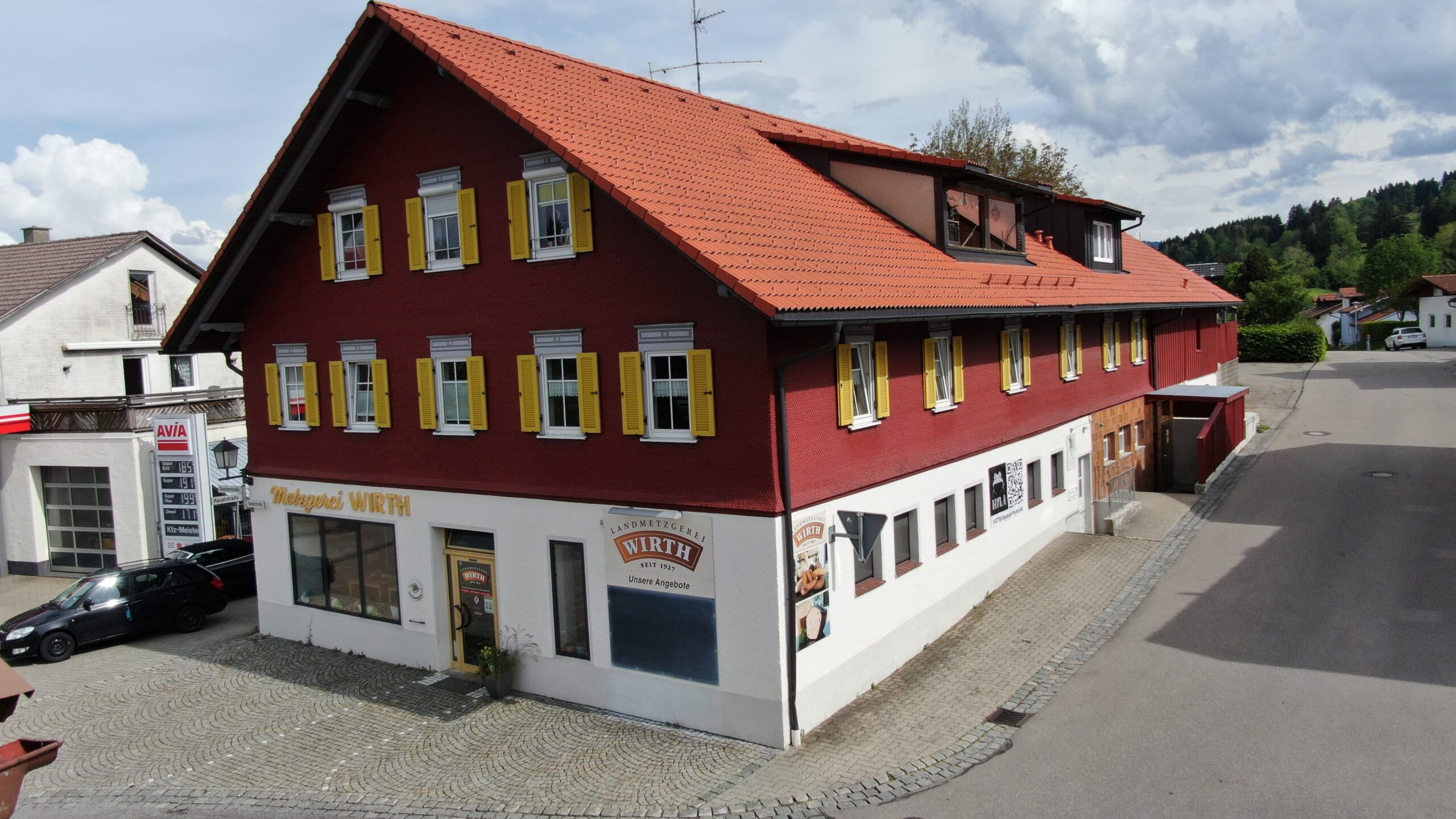 Metzgerei im Allgäu kaufen Aussenansicht Außenansicht der Metzgerei im Allgäu – Verkaufsgebäude mit Produktionsfläche und Wohnhaus