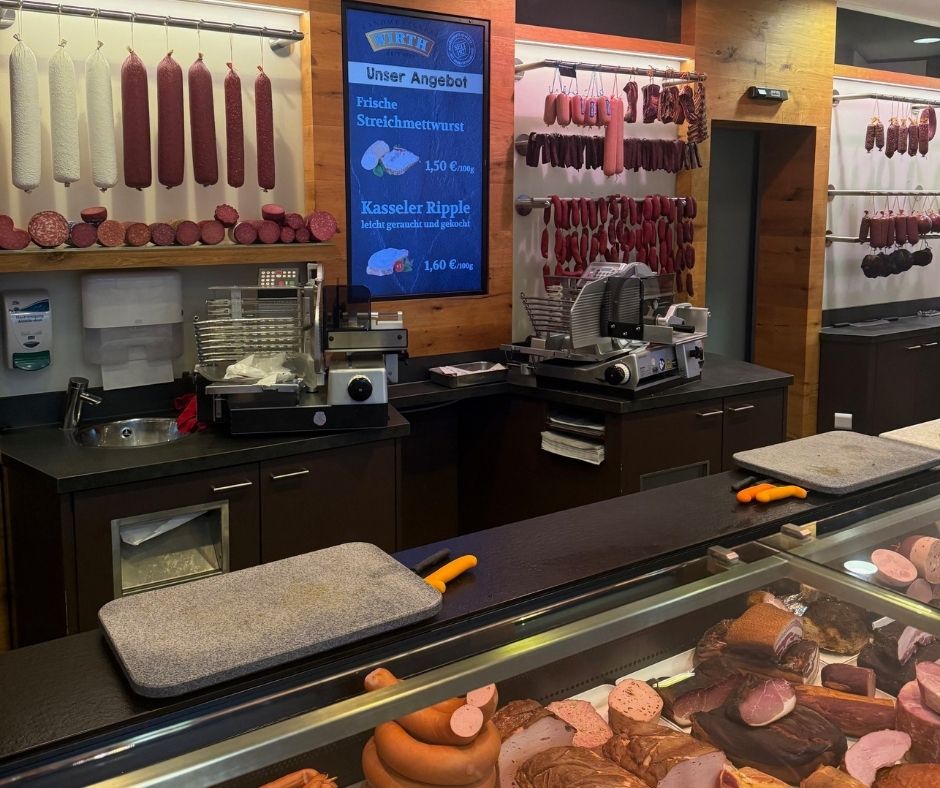 Metzgerei im Allgäu kaufen – Verkaufsraum Verkaufsraum der Metzgerei im Allgäu mit moderner Fleischtheke und Ausstattung
